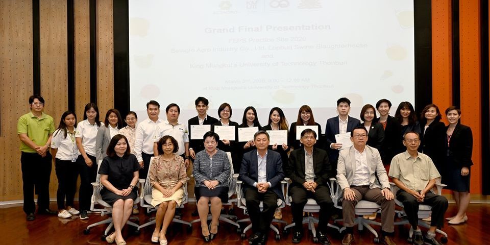 ภาพหมู่นักศึกษาผู้นำเสนอผลงานและผู้เข้ารับฟังการนำเสนอผลงาน